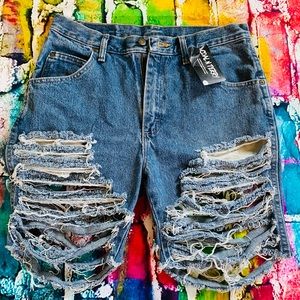 Distressed Shorts😍